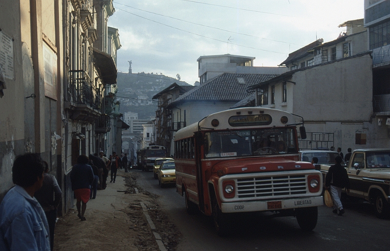 863_Straatbeeld met bus, Quito.jpg